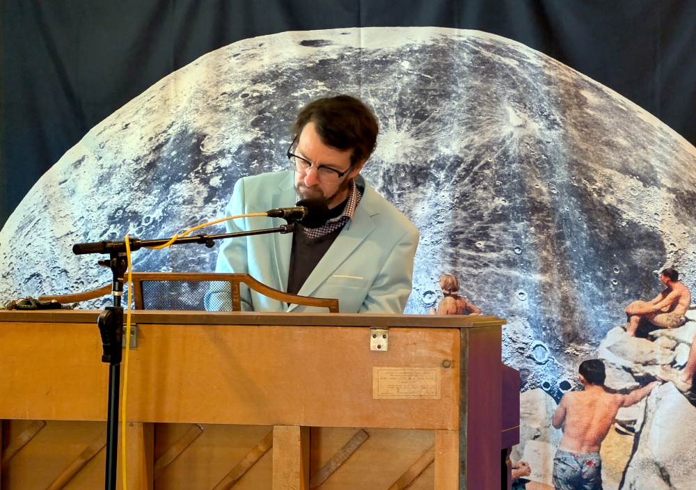 Chris Williams performing