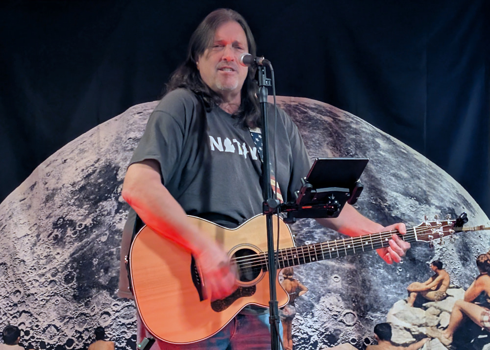 Jeff McNiven performing at Birdy's Beatery