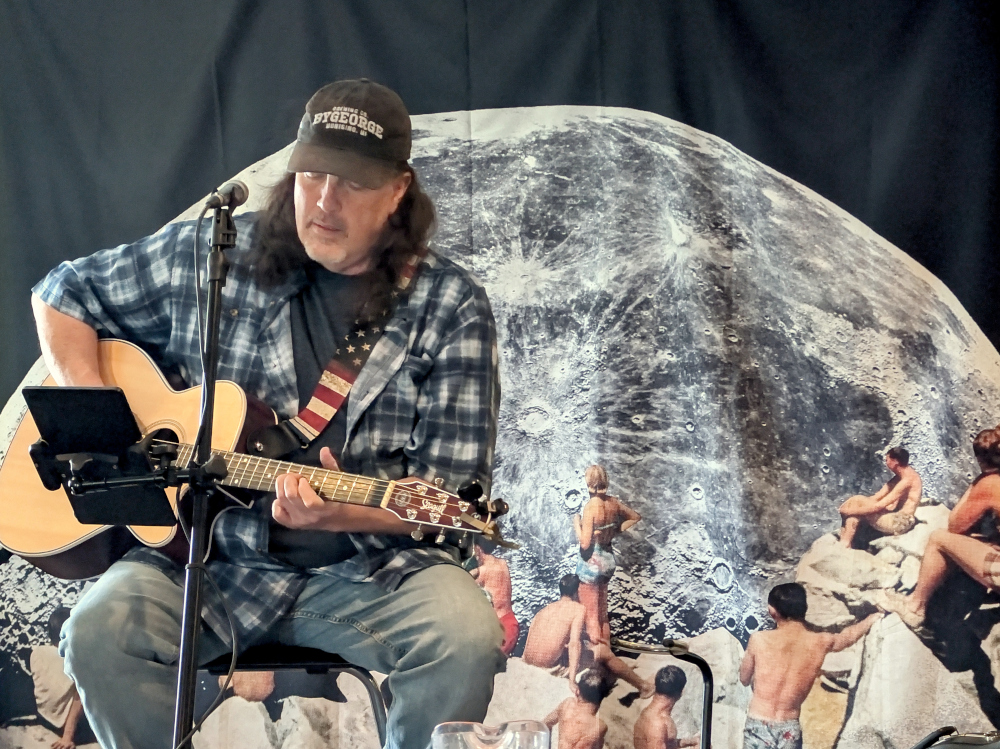 Jeff McNiven performing at Birdy's Beatery