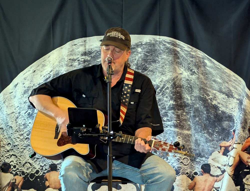 Jeff McNiven performing at Birdy's Beatery