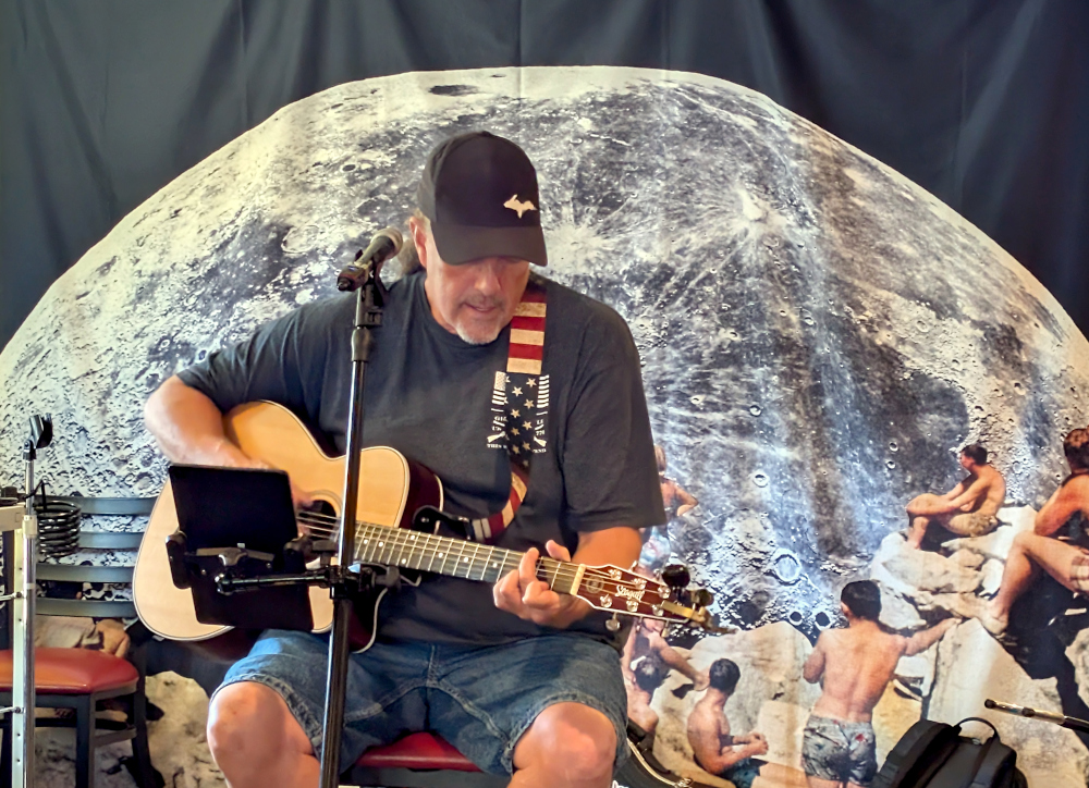 Jeff McNiven performing at Birdy's Beatery
