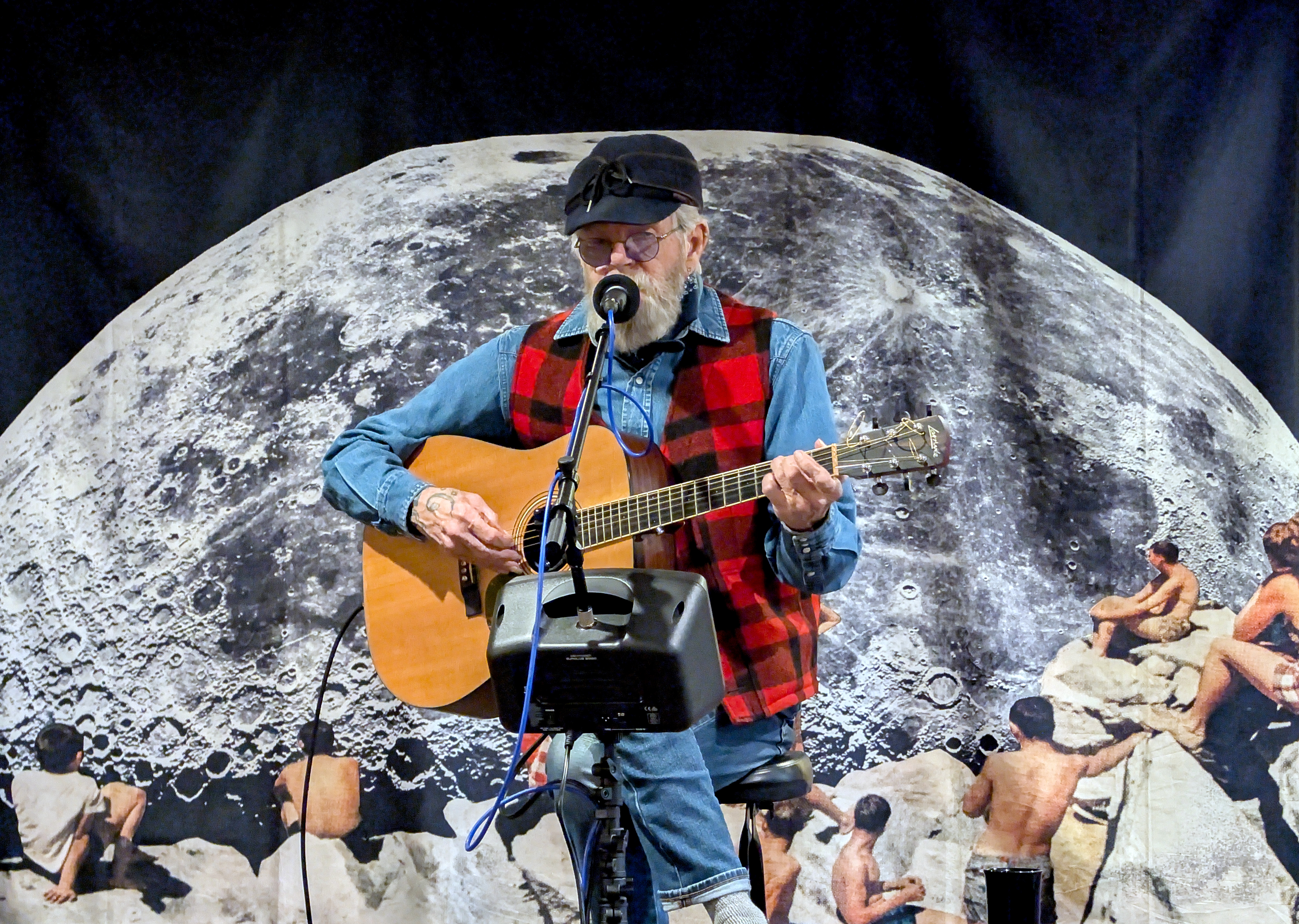 Lee Kitzman performing