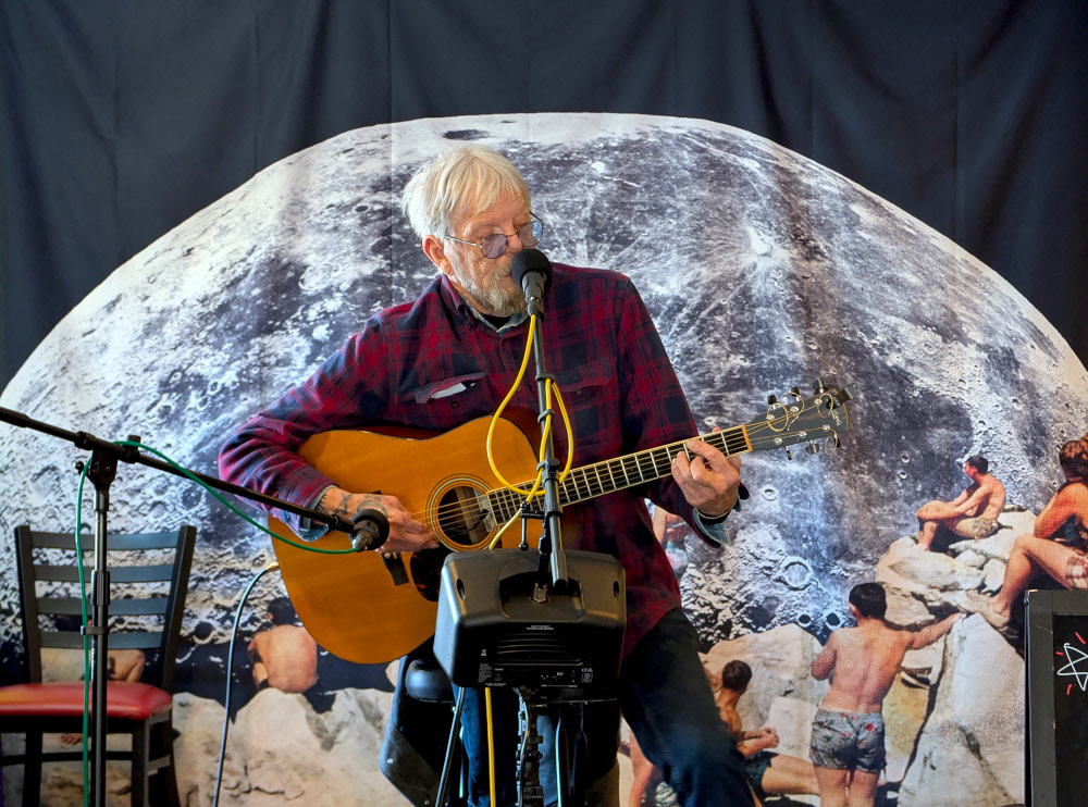 Lee Kitzman performing