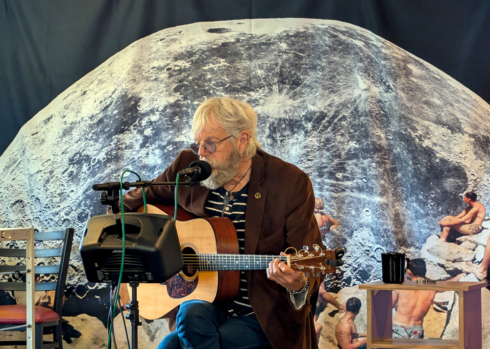 Lee Kitzman performing